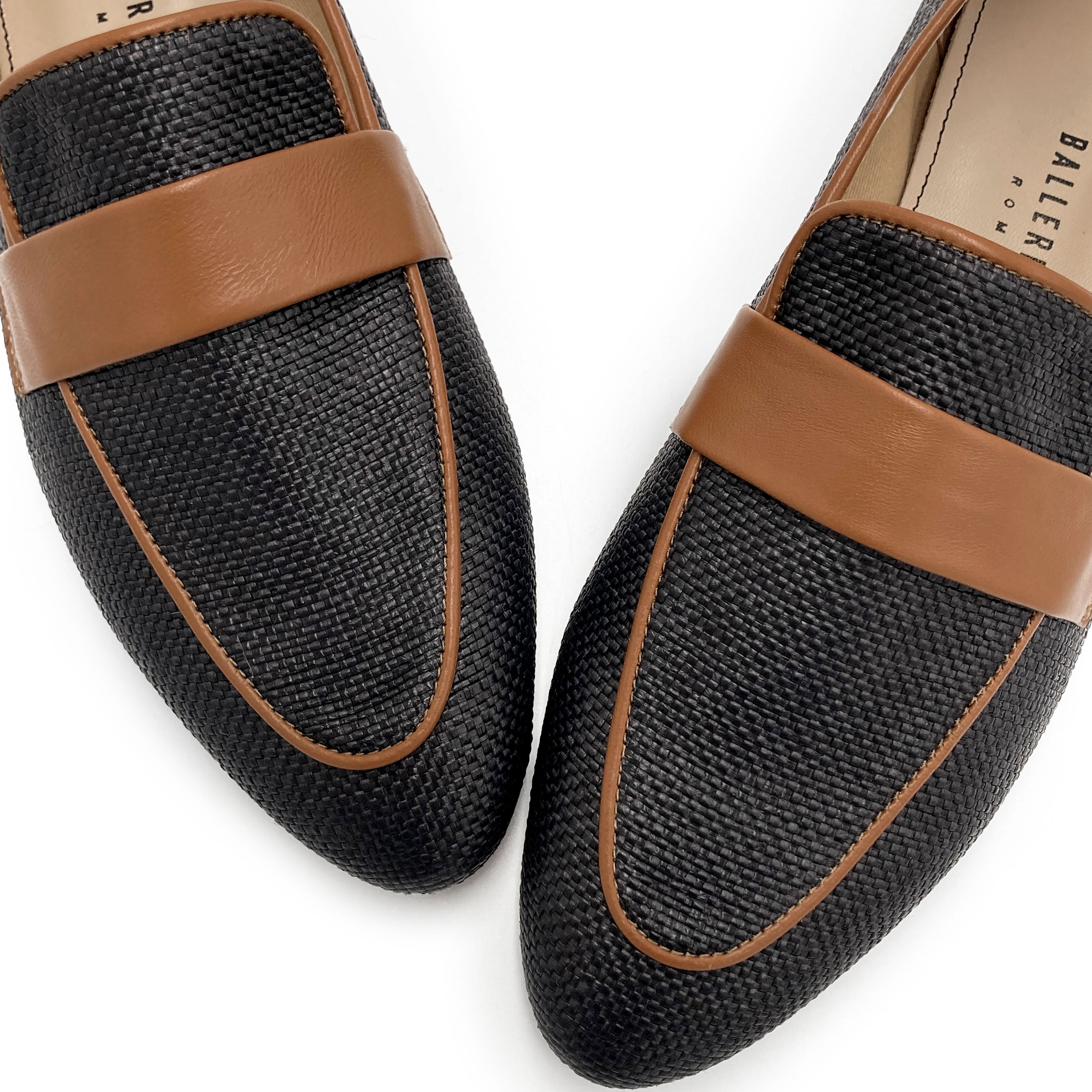 Women's summer moccasins in black raffia