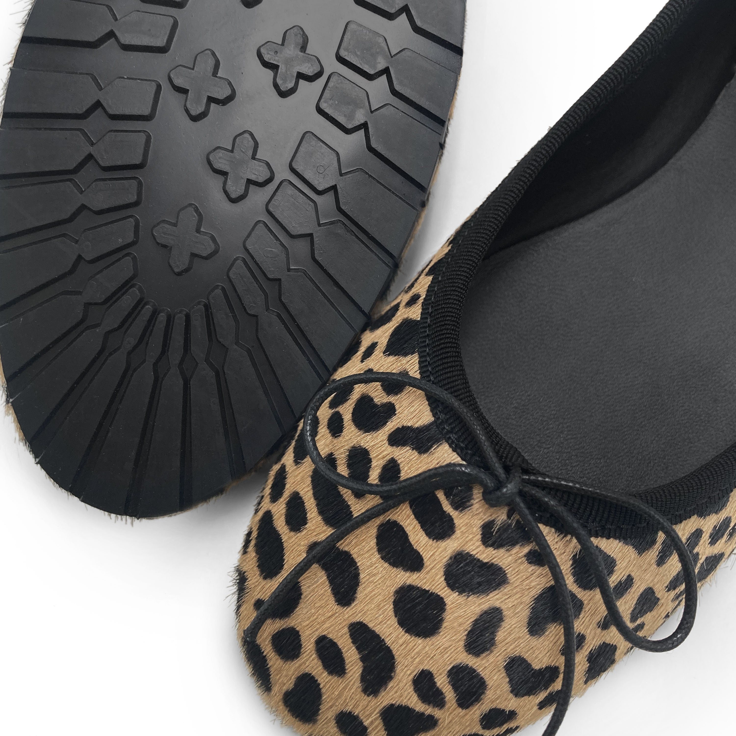 Spotted round toe ballet flats