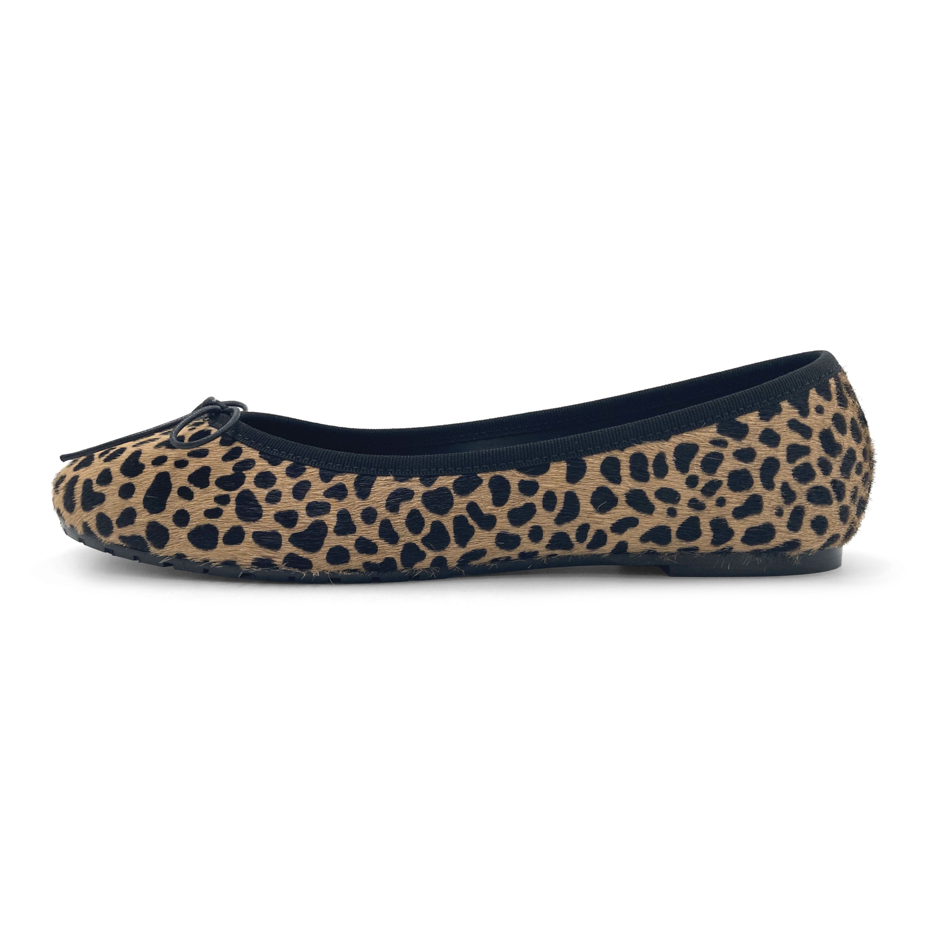 Spotted round toe ballet flats