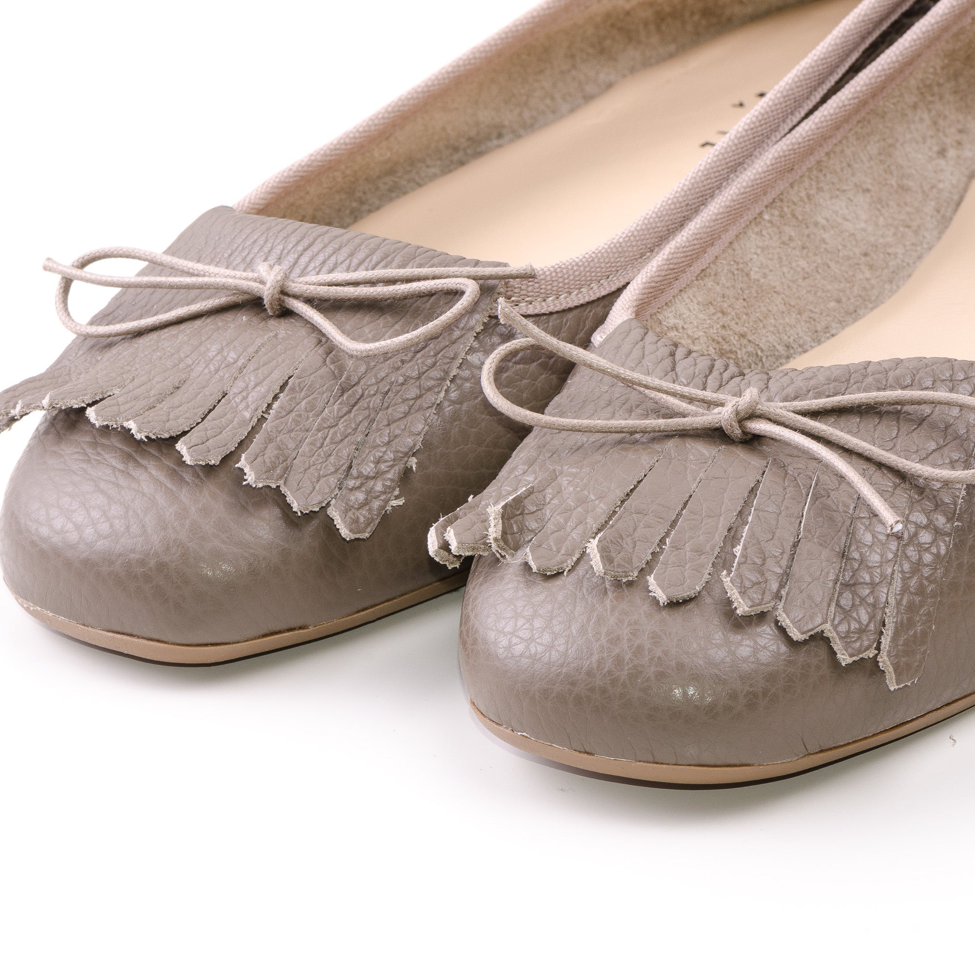 Taupe leather woman moccasins with fringe