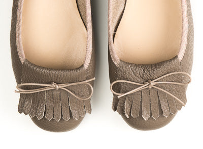 Taupe leather woman moccasins with fringe