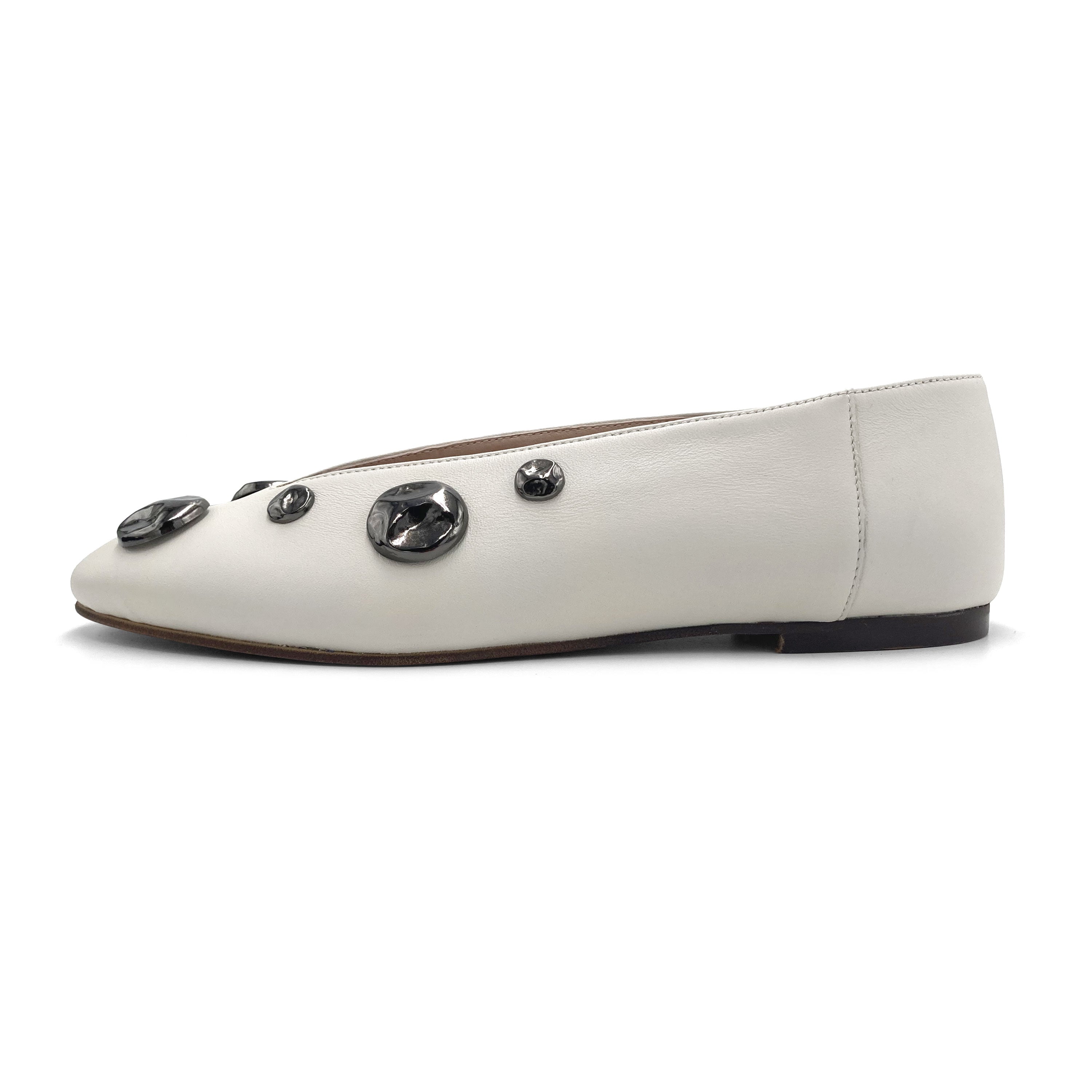 Ivory white leather ballet flats with V-cut and iron studs