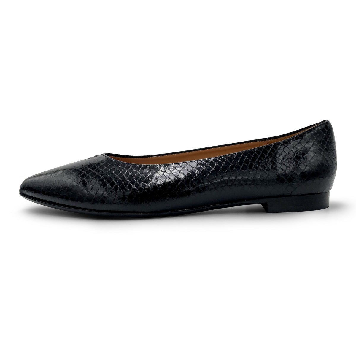 Bicolor pointed toe ballet flats in black