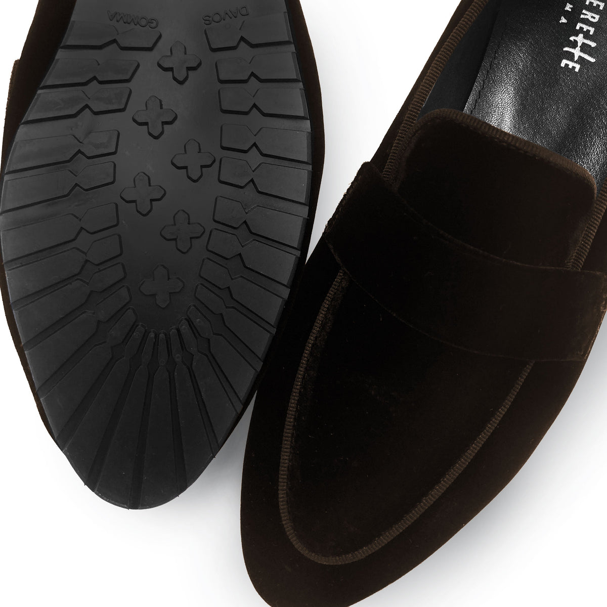Women moccasins in dark brown velvet