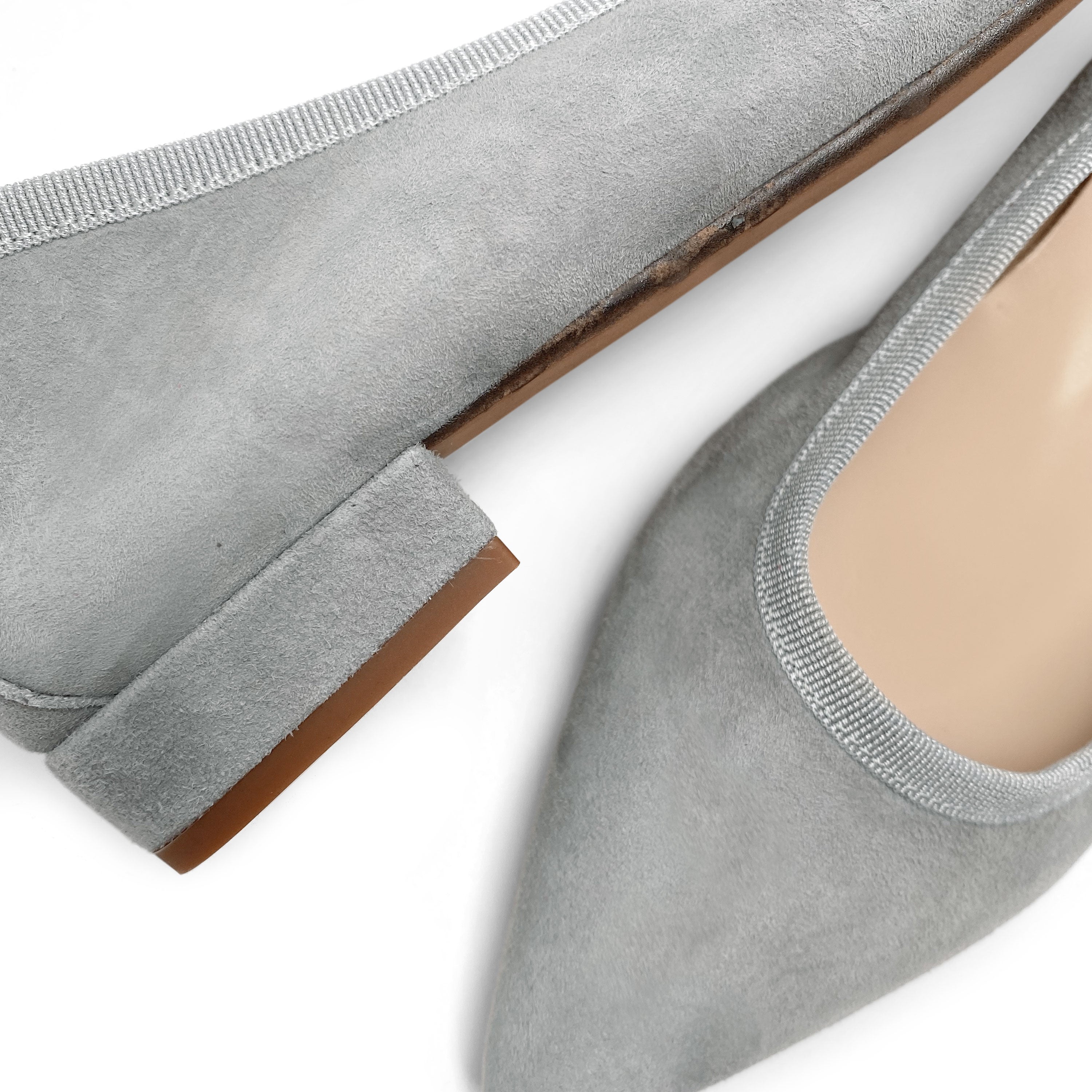 Pointed ballet flats in gray suede