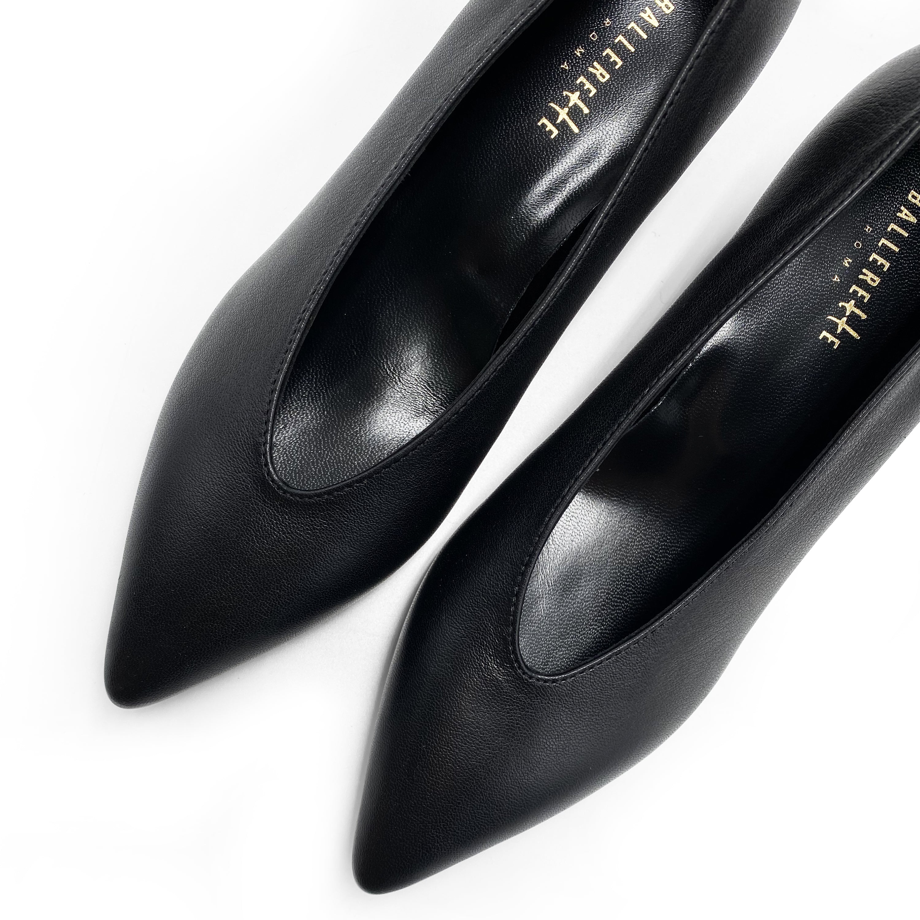 Black leather pumps with V-cut and heel