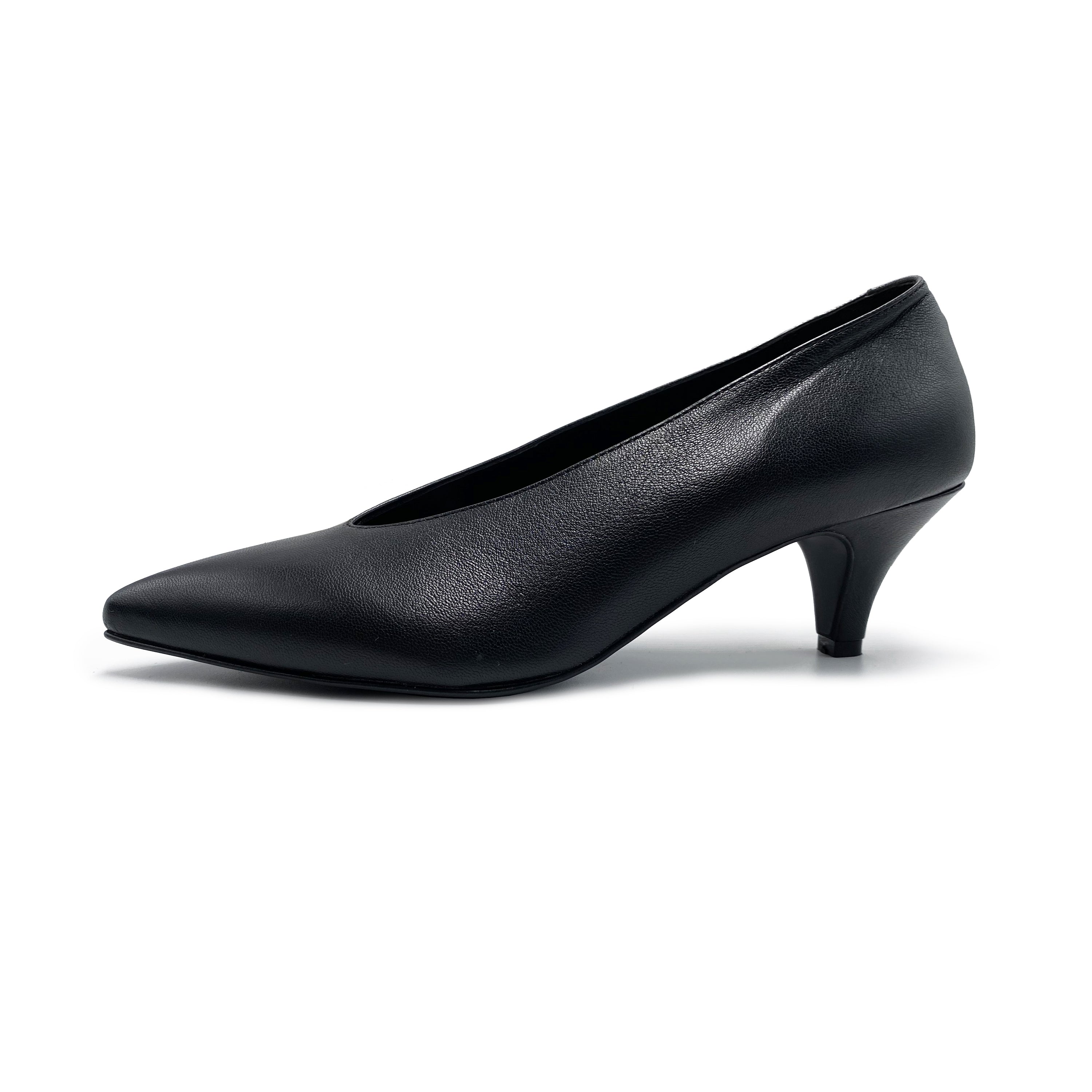 Black leather pumps with V-cut and heel