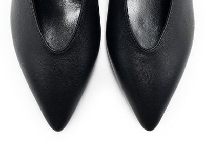 Black leather pumps with V-cut and heel