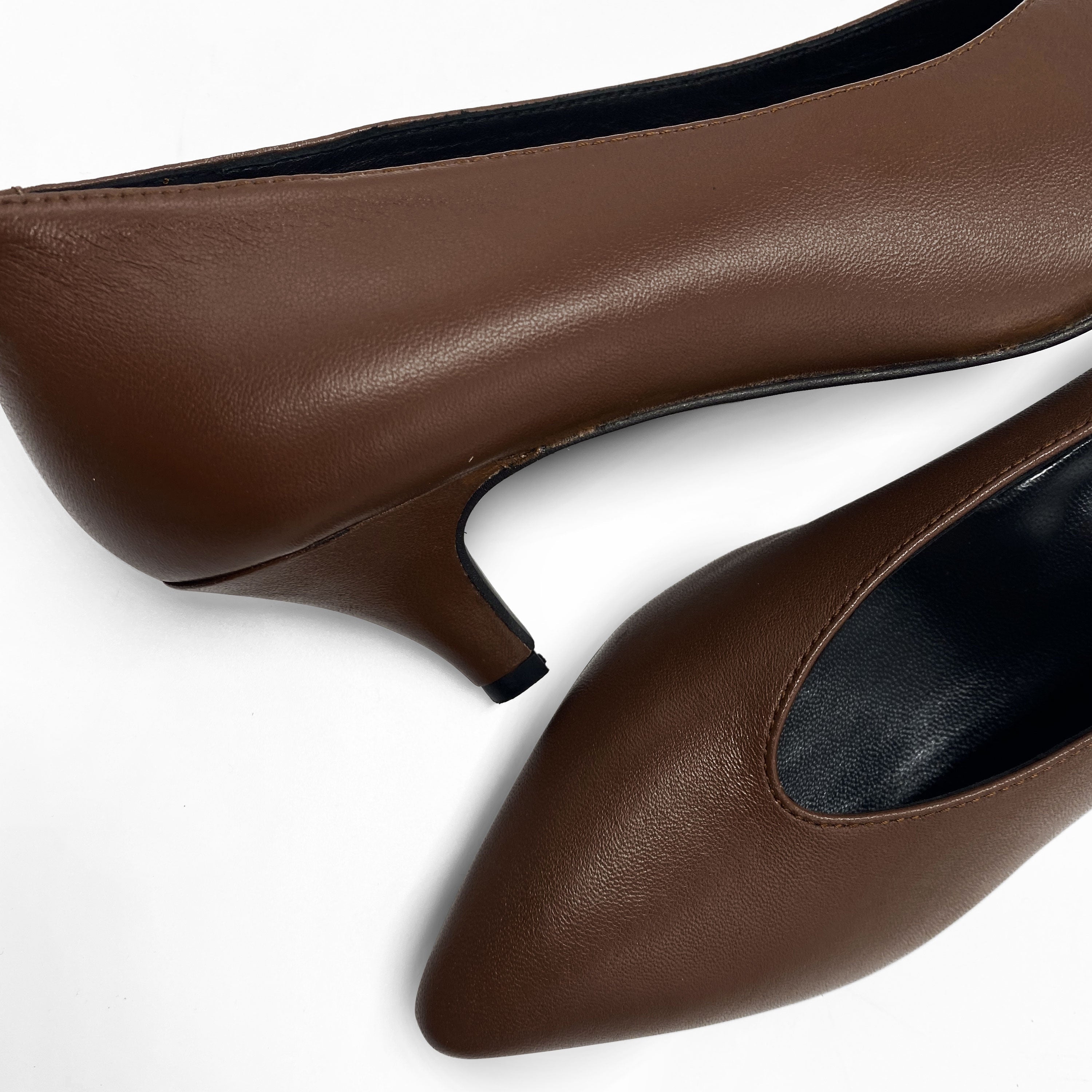 Brown leather pumps with V-cut and heel