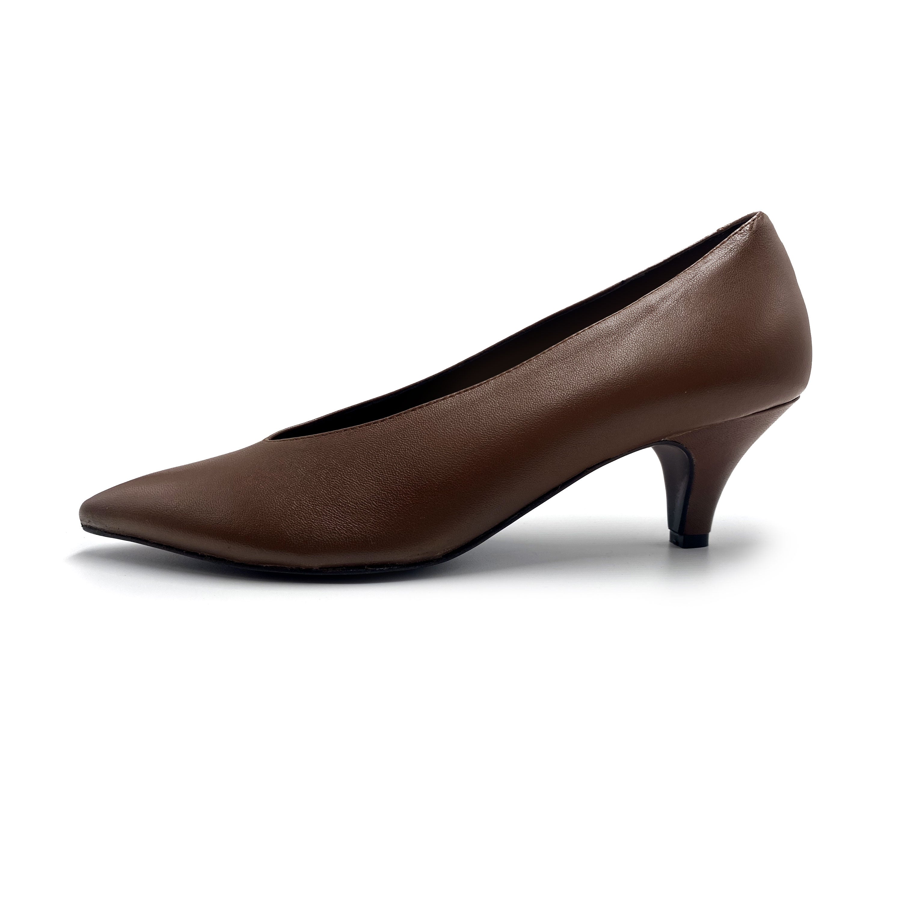 Brown leather pumps with V-cut and heel