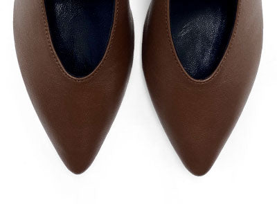 Brown leather pumps with V-cut and heel