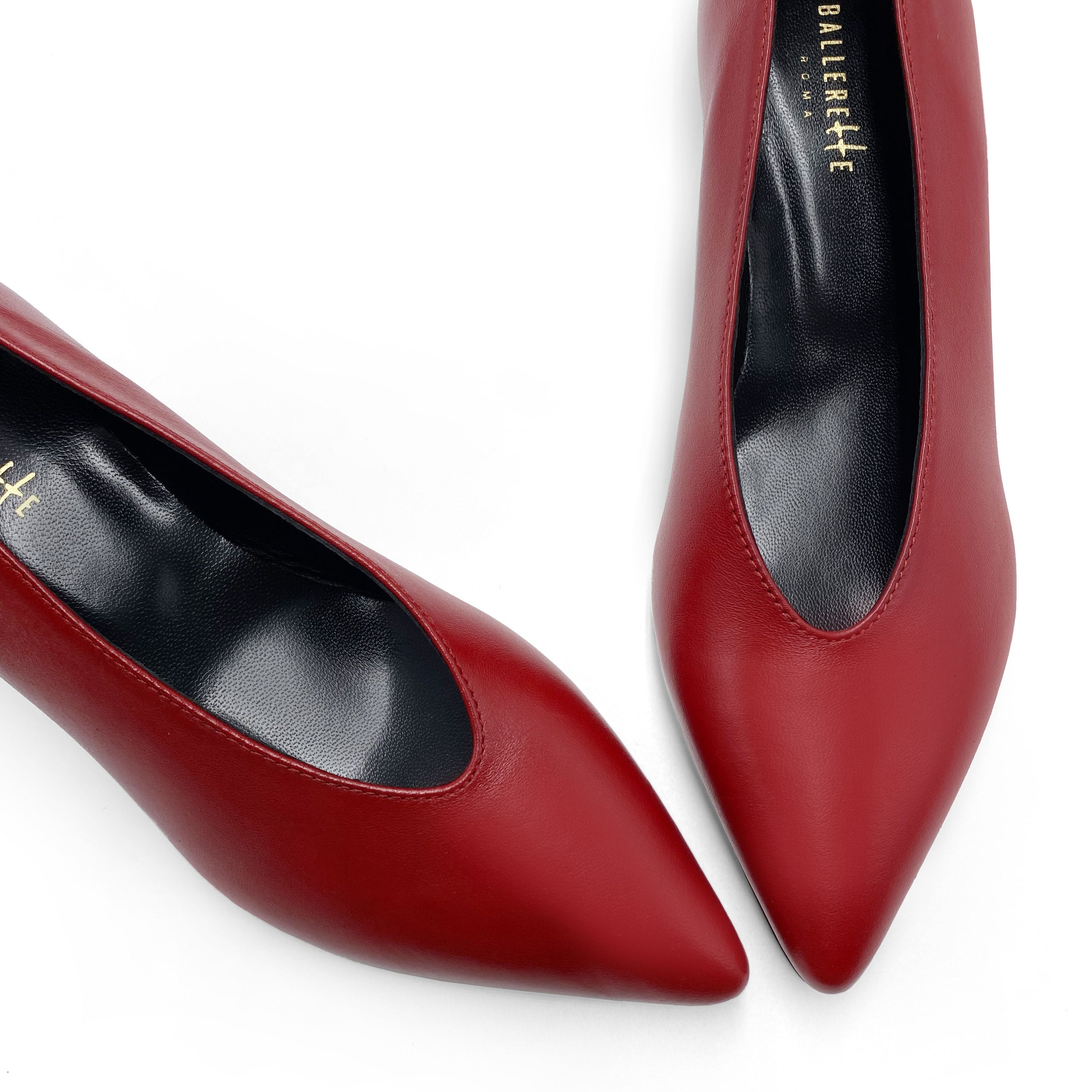 Red leather pumps with V-cut and heel