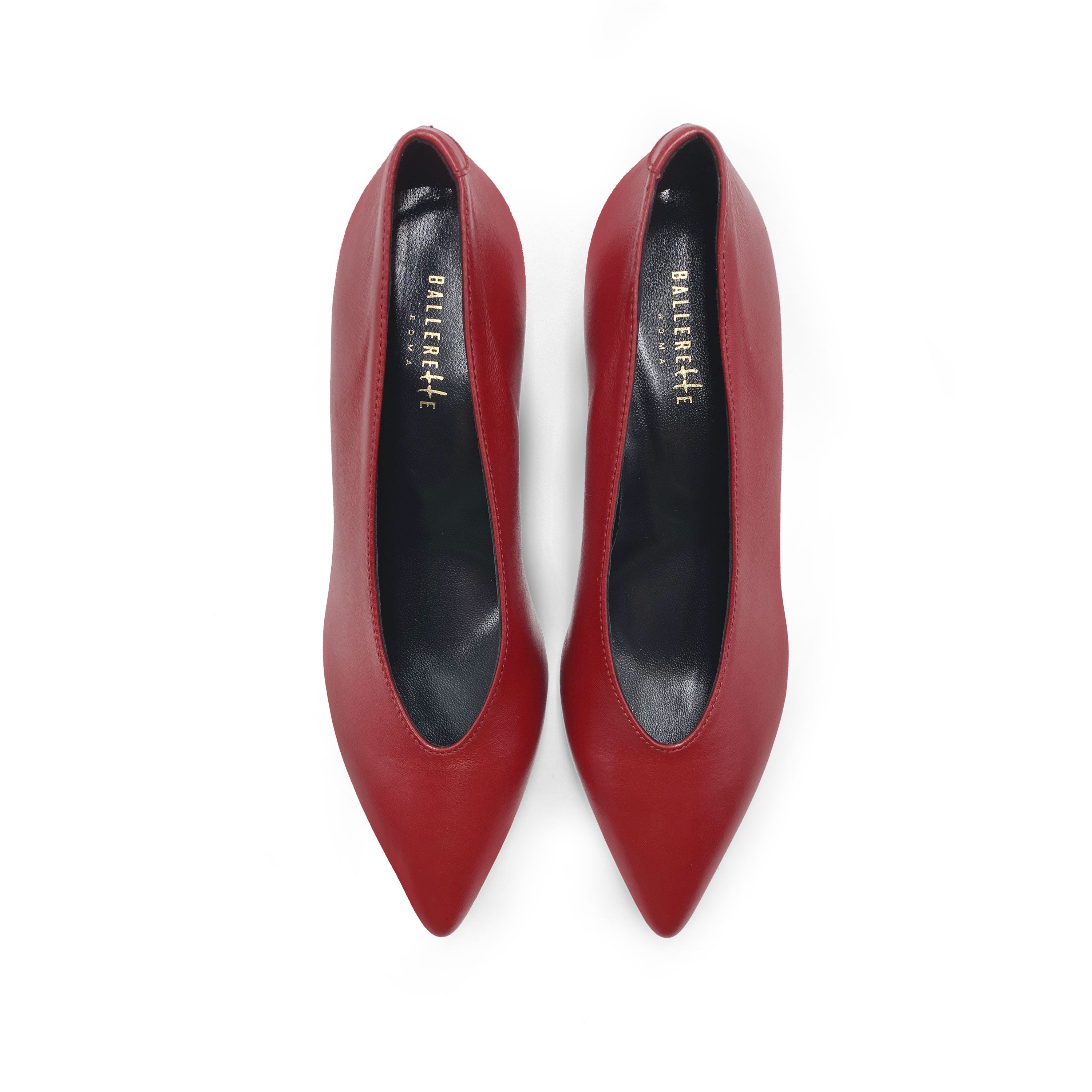 Red leather pumps with V-cut and heel