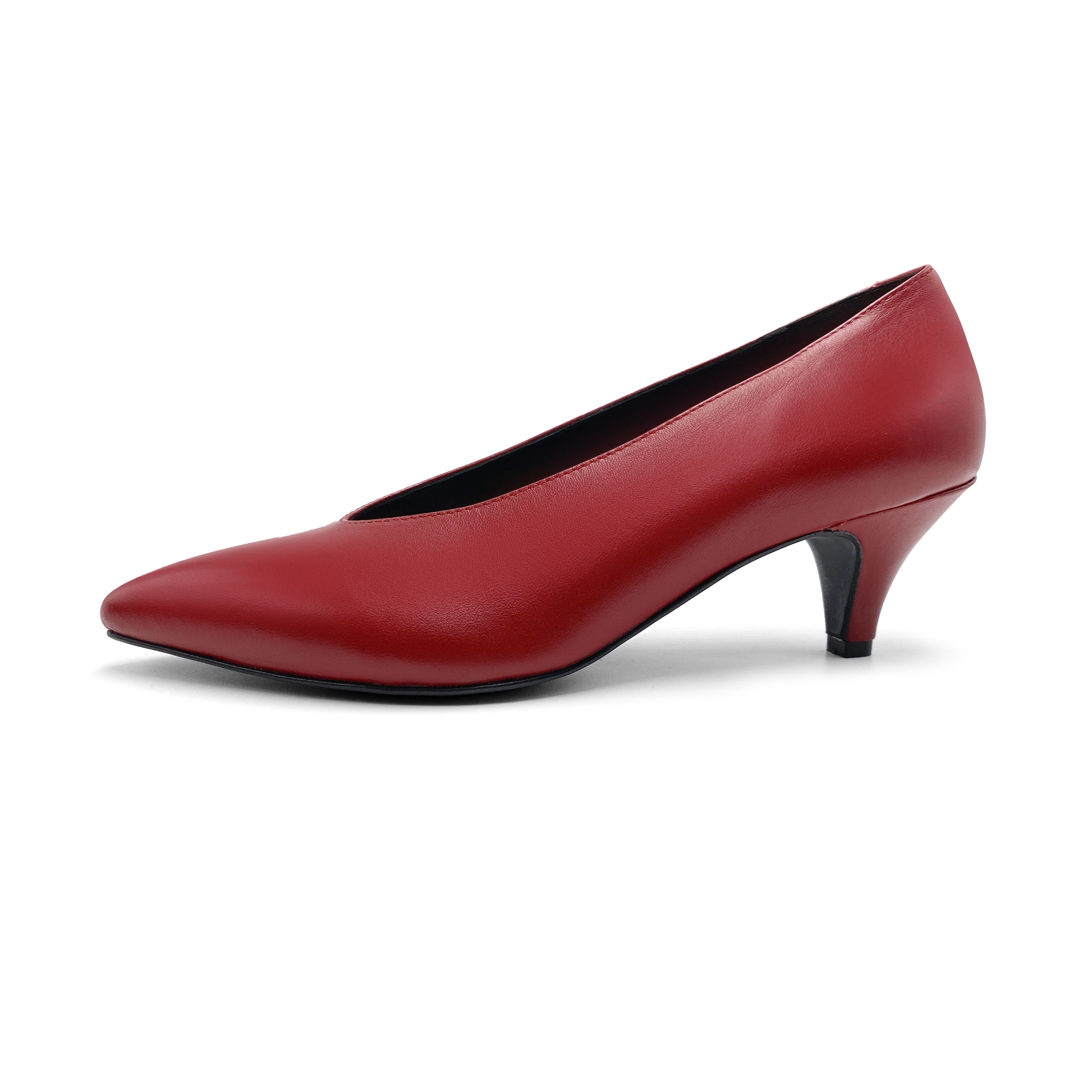 Red leather pumps with V-cut and heel