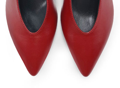 Red leather pumps with V-cut and heel