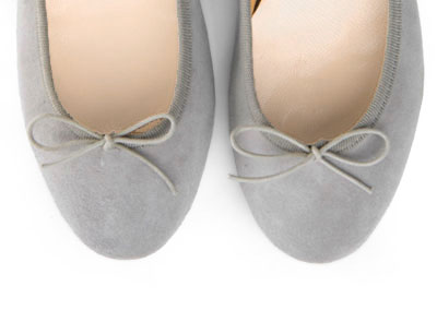 Light gray suede medium heel ballerinas