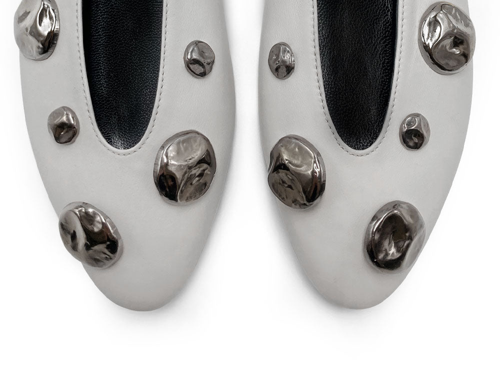 Pearl gray leather ballet flats with V-cut and iron studs