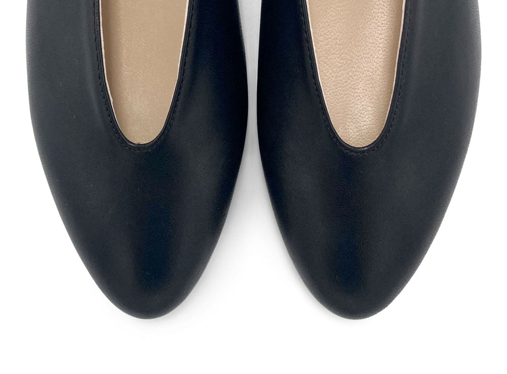 Black leather ballet flats with V-cut and strap